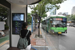 韩国安装防疫公交候车亭 体温低于37.5°C才能进站候车