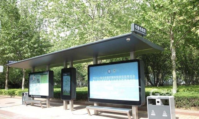 青岛新增137处智能公交候车亭 搭配电子站牌、三维导乘图